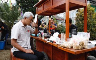 Ganjar Minum Kopi Bareng Masyarakat di Lereng Merapi, Bahas Potensi Wisata - JPNN.com