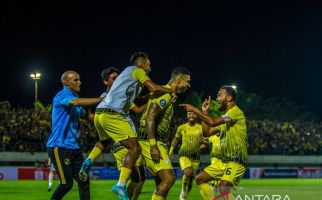 Borneo FC Dihajar Barito Putera 1-3, Sang Kiper Mengalami Benturan Mengerikan - JPNN.com