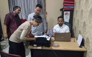 Penampilan Nikita Mirzani Saat Menjalani Wajib Lapor di Kantor Polisi, Jangan Berkedip - JPNN.com