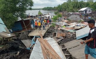 Detik-Detik 16 Rumah di Enok Terbawa Tanah Longsor, Warga Berteriak Histeris - JPNN.com