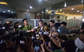 Kamaruddin Cs Papasan dengan Tim Hukum Istri Ferdy Sambo, Lalu Saling Salam - JPNN.com