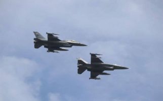 7 Pesawat Tempur F-16 TNI AU Latihan Formasi Angka 17 di Langit Pekanbaru - JPNN.com