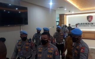 Irjen Ferdy Sambo Dikawal Ketat 5 Polisi Baret Biru Ketika Keluar dari Bareskrim - JPNN.com