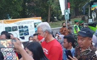 Pak Ganjar Diserbu Pemburu Foto, Terdengar Teriakan Next Presiden di Luar Stadion - JPNN.com