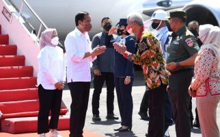 Jokowi Tiba di Jateng, Ganjar dan Wakil Wali Kota Solo Menyambut - JPNN.com