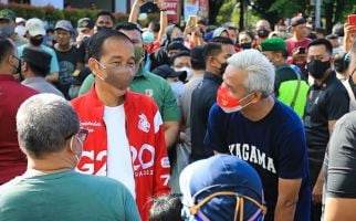 Jokowi dan Ganjar Olahraga Bareng di Surakarta, Warga: Kami Mendukungmu Bapak! - JPNN.com