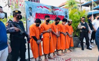 5 Orang Berbaju Oranye Dikawal Polisi Bersenjata di Depan Monumen Bom Bali - JPNN.com