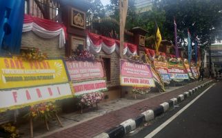 Mabes Polri Banjir Karangan Bunga, Masyarakat Minta Kasus Brigadir J Segera Dituntaskan - JPNN.com