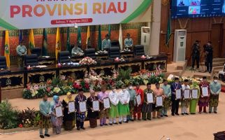 Hari Jadi ke-65 Riau, 12 Tokoh Dianugerahi Gelar Pejuang Bumi Lancang Kuning, Ini Daftarnya - JPNN.com