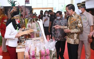 Stan Sagolicious di Bazar HUT PPAD Curi Perhatian Presiden Jokowi - JPNN.com