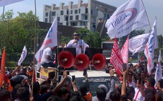 Temui Ratusan Buruh, Kadisnaker Riau Terima Tuntutan Demonstran - JPNN.com