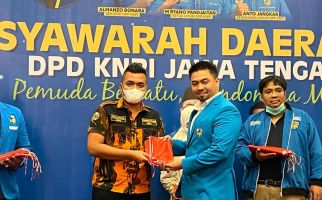 Bagi-Bagi Bendera Merah Putih, Ketum KNPI: Gerakan Membangkitkan Nasionalisme - JPNN.com