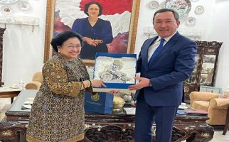 Terima Medali Yobel dari Presiden Kazakstan, Megawati: Bukan Hanya untuk Saya, Tetapi - JPNN.com