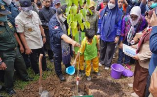 Cegah Terjadinya Erosi, Menteri LHK dan Masyarakat Tanam 1.000 Pohon di DAS Indragiri - JPNN.com