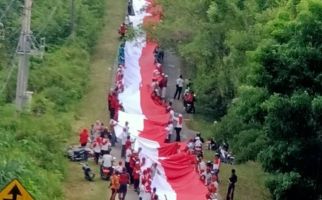 Merdeka! Bendera Merah Putih Sepanjang 2.500 Meter Dibentangkan 7.500 Orang - JPNN.com