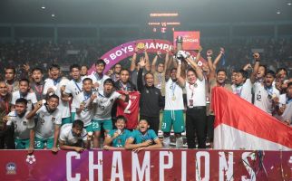 Penjelasan Menpora Amali Soal Ikut Angkat Trofi Juara Piala AFF U-16 2022 - JPNN.com