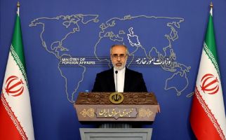 Salman Rushdie Hampir Mati, Republik Islam Iran: Salah Sendiri, Dia Layak Dikutuk! - JPNN.com