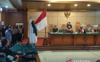 JPU Tuntut 5 Tahun Penjara, Hakim Memvonis 6 Bulan, Habib Bahar Langsung Mencium Bendera - JPNN.com