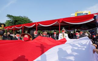 Ganjar Bentangkan Bendera Merah Putih Bersama Serikat Buruh - JPNN.com