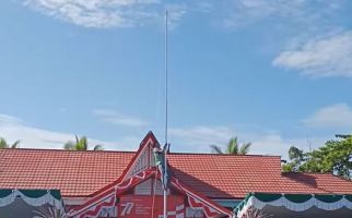 Tali Bendera Tersangkut, Siswa SMK Beraksi Heroik, Bikin Salut - JPNN.com
