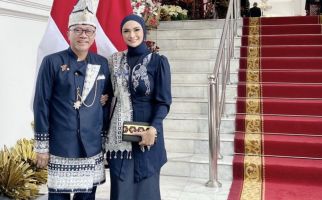 Didampingi Putrinya, Zulhas Kenakan Baju Adat Lampung Twist Modern di Istana Negara - JPNN.com