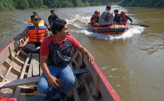 Cari Pemuda yang Tenggelam di Sungai Rokan Kiri, Anggota Polisi Menyelam - JPNN.com