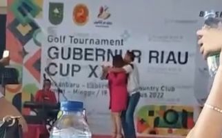 Heboh Aksi Tak Pantas Wanita Seksi di Turnamen Golf Gubernur Riau, Bang Erisman Angkat Bicara - JPNN.com