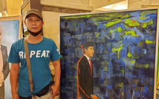 Lihat, Lukisan Jokowi Memegang Pistol Ramaikan Pameran Kemerdekaan RI, Apa Maknanya? - JPNN.com