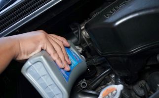 Begini Cara Bedakan Oli Motor Matik dan Manual, Jangan Sampai Salah! - JPNN.com