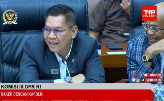 Momen Kocak saat Adies Kadir Salah Sebut Tas Hermes di Depan Kapolri, Hahaha - JPNN.com