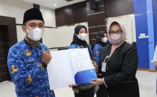 26 Penyuluh KB PPPK di Lingkungan BKKBN Riau Dilantik, Mardalena Berpesan Begini - JPNN.com