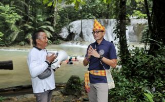 Kunjungi Air Terjun Moramo, Sandiaga Perhatikan Keamanan Wisatawan Hingga Ciptakan Lapangan Kerja - JPNN.com