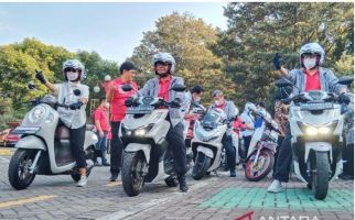 Lihat tuh Gaya Mahfud MD Saat Ingin Geber Motor Matik, Keren Enggak? - JPNN.com