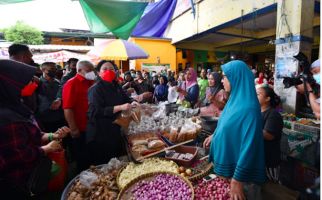 Puan Tinjau Harga Bahan Pangan di Pasar Kebon Roek Mataram, Warga Menyambut, Ada Teriakan Presiden - JPNN.com