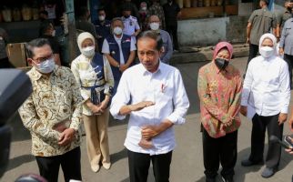 Presiden Jokowi Menyapa Masyarakat di Pasar Cicaheum Bandung, Ada Pesan Penting - JPNN.com