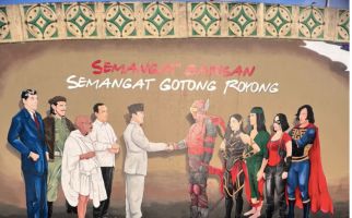 Mural Bung Karno Berjabat Tangan dengan Superhero Menghiasi Flyover Manahan Solo - JPNN.com