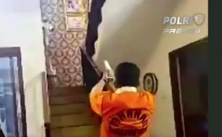 Ferdy Sambo Peragakan Adegan Tembak Dinding Rumah Dinas Duren Tiga, Lihat Gayanya - JPNN.com