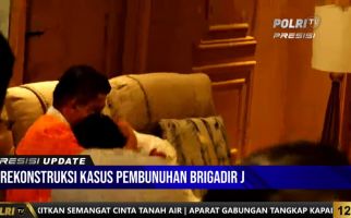 Irjen Sambo Peluk Wanita Berkemeja Putih di Sebuah Sofa, Hmmm - JPNN.com