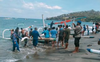 Dihantam Ombak Setinggi 2 Meter, Perahu Nelayan di Senggigi Terbalik - JPNN.com
