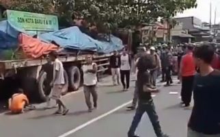 Truk Tabrak Tiang Listrik di Bekasi, 8 Orang Tewas - JPNN.com
