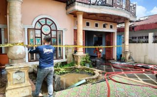 Rumah Mewah Pensiunan Polri di Pekanbaru Terbakar - JPNN.com