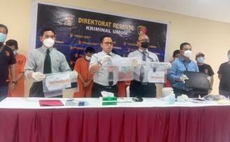 Tempat Judi Online Berkedok Warnet di Palembang Digerebek Polisi, 6 Orang Ditangkap - JPNN.com
