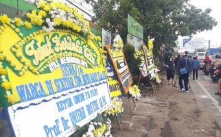 Karangan Bunga Berjejeran di Lokasi Kecelakaan Maut Bekasi, Dari Siapa Saja? - JPNN.com