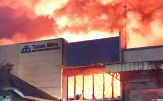 Ada Kebakaran Besar di Kawasan Industri Jababeka, Lihat Penampakannya - JPNN.com