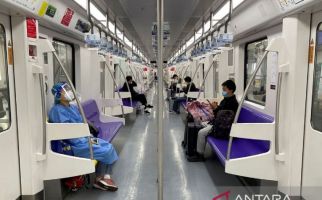 Model Seksi China Beraksi di Kereta, Polisi Langsung Bergerak - JPNN.com