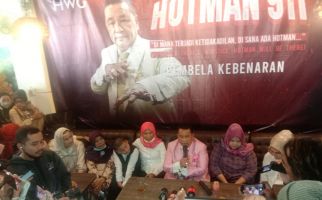 Hotman Paris Rela ke Palembang Demi Membela Korban Pemukulan oleh Anggota DPRD, Nih Penampilannya - JPNN.com