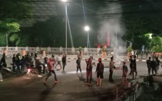 Demo Tolak Kenaikan BBM di Makassar, Mahasiswa & Warga Bentrok, Polisi Melepas Tembakan - JPNN.com