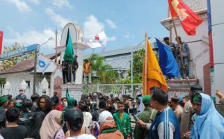 Mahasiswa Tolak Kenaikan BBM, Demo di Depan Gedung DPRD NTB Sempat Tegang - JPNN.com