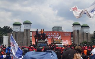 Temui Massa Aksi di DPR, Legislator PKS Ini Sebut Pemerintahan Jokowi Zalim, Lalu Minta Doa - JPNN.com