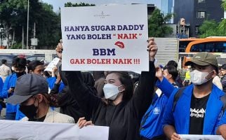 Demo Tolak Kenaikan Harga BBM, Mahasiswi Ini Bawa Spanduk Bertuliskan Sugar Daddy - JPNN.com